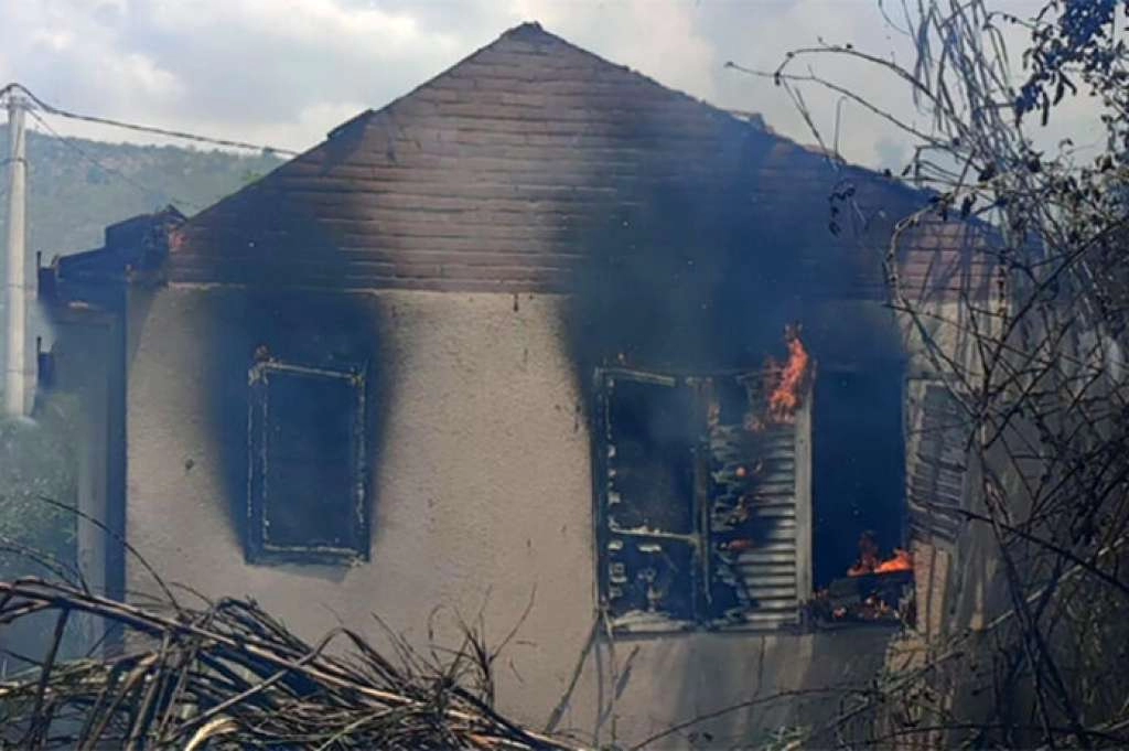 U požaru u Čapljini jedna kuća u potpunosti izgorjela, druga spašena